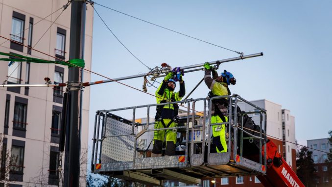 Raitiotien sähköratatyöt tehdään pääasiassa raiteiden päällä liikkuvan työkoneen nostokorista käsin. Kuva Tampereen Raitiotieallianssi.