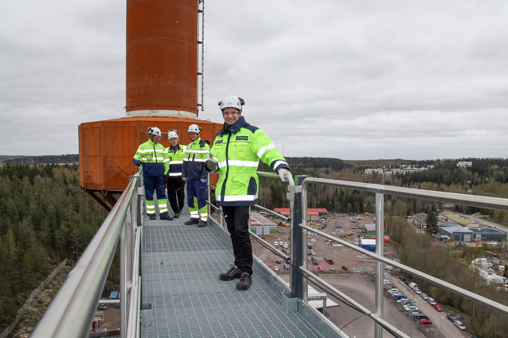 Caverionin Matti Häkkisen, Lahti Energian Esa Tepposen, Caverionin Timo Lampisen ja Lahti Energian Sandor Luukkasen mukaan uuden voimalan sähkötyöt ovat edenneet hyvin aikataulussa.