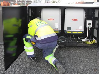 Oikein suojattuna aurinkosähköjärjestelmän invertterit voidaan sijoittaa myös rakennuksen katolle. Kuva Maria Heinola.