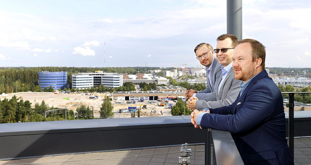 Jyri Renkola, Juha Mäkirinta ja Niklas Lind Swecon Helsingin Ilmalan pääkonttorilla. Kuva Mikko Käkelä.
