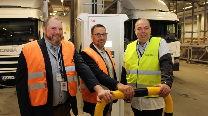 Scania Suomen e-Mobility tuotepäällikkö Michael Mannfors, DHL Supply Chainin Suomen maajohtaja Antti Saarinen ja ABB oy:n Drives Finland Site Manager Peter Lindgren julkistivat tänään yhteistyön toimitusketjunsa sähköistämisestä. Kuva: Ari Uusitalo.